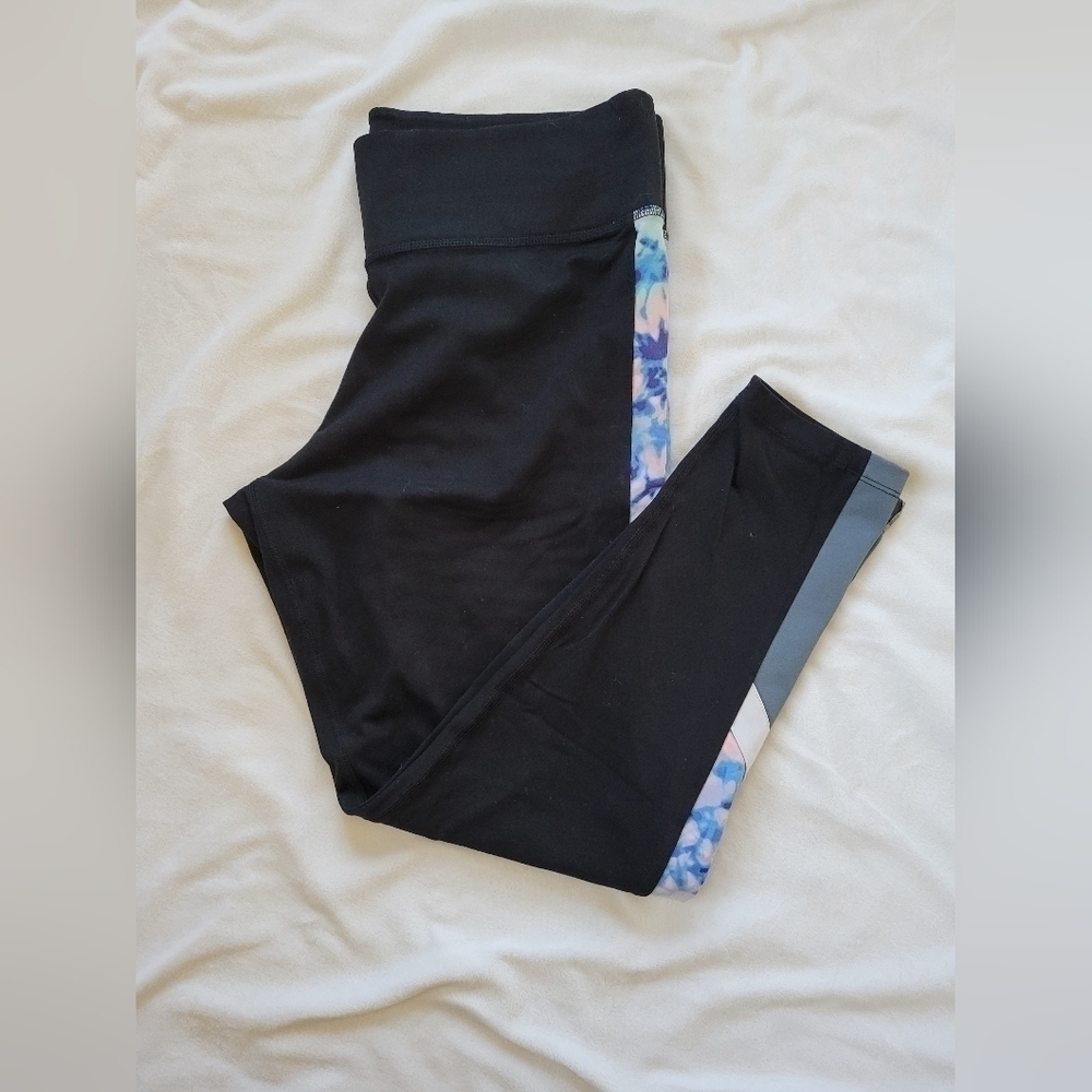 PINK Victoria's Secret Ultimate black w/tie dye stripe capri legging L